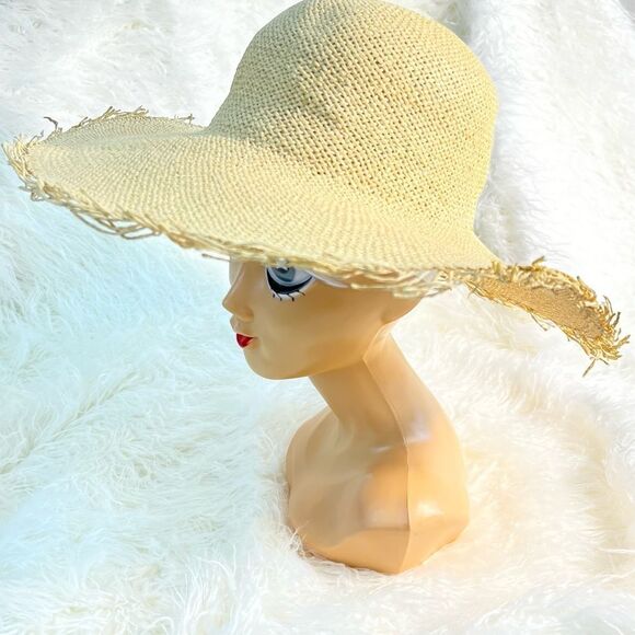 Woman’s Wide Brimmed Hat Straw Hat fringed Edge - Picture 3 of 4